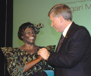 Wangari Muta Maathai and Pitt Chancellor Mark A. Nordenberg during Maathai’s October 2006 return to Pitt, where she received a Master of Science degree in biology in 1965.
