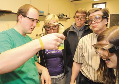 Peter Bell, a Pitt doctoral student in chemistry, conducts an experiment for his organic chemistry class, while George Bandik, a senior lecturer and director of undergraduate studies for Pitt’s Department of Chemistry, looks on. From left are Bell, sophomore Vanessa Cole, junior Jason Zlotnicki, Bandik, and sophomore Kaitlyn Musco. 