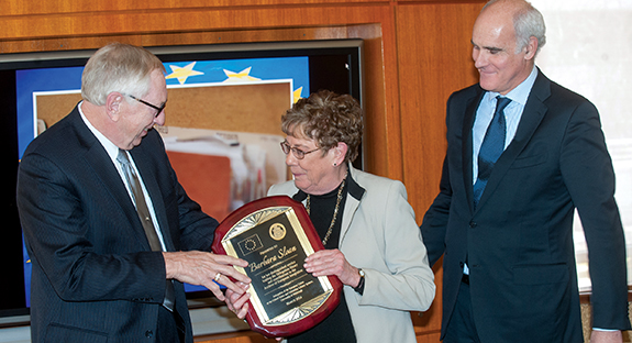 Rush Miller, Hillman University Librarian and director of Pitt’s University Library System, presents Barbara Sloan with a plaque commemorating the renaming of Pitt’s EU collection as the Barbara Sloan European Union Document Collection.