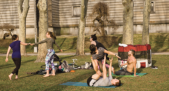 Last week’s warm weather was a harbinger of spring, spurring many in the Pitt and Oakland communities to toss their coats and play outside. Bare feet, shorts, and capris made their debut, as did a springtime sense of hope that winter has finally passed. (Photo by Emily O'Donnell)