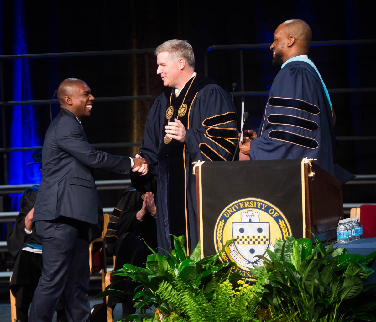 Robinson accepts the Omnicron Delta Kappa Senior of the Year Award from Chancellor Patrick Gallagher.