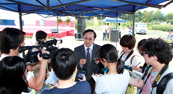 Pitt’s Minking K. Chyu addresses the media during the groundbreaking ceremony of the Sichuan University-Pittsburgh Institute.