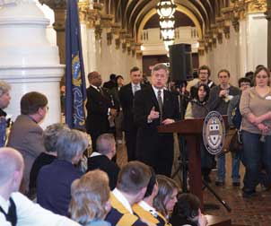 Chancellor Nordenberg addresses the crowd of Pitt students and alumni in the State Capitol in Harrisburg