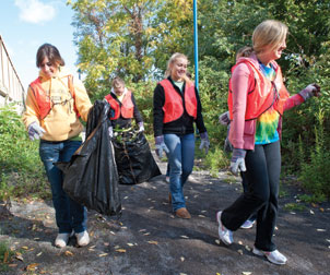 THE CITY IS OUR CAMPUS: An estimated 2,800 Pitt students fanned out across the city on Saturday, Oct. 16, during Pitt Make a Difference Day. The third annual volunteer event sent 60 buses full of students to various locations across Pittsburgh to pick up trash, take care of green spaces, and to perform other chores. 
