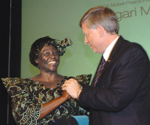 Wangari-with-Chancellor Wangari Muta Maathai and Pitt Chancellor Mark A. Nordenberg during Maathai’s October 2006 return to Pitt, where she received a Master of Science degree in biology in 1965.