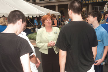 beeson-talking-to-s#1EA8392 Provost Beeson welcomes freshman students during this year's orientation at Pitt.