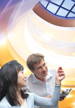 research London "Daily Mail" reporter Sam Fleming (right) with Pitt structural biology professor Joanne Yeh.